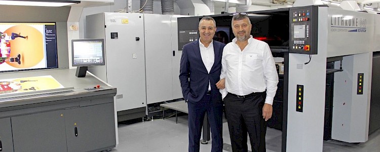 SANER BASIM’ın katma değerli baskılara yönelik tüm yüksek otomasyonlara sahip KOMORI GL640A+C LED UV baskı makinesi tercihi sektörümüz için de büyük bir kazanım
